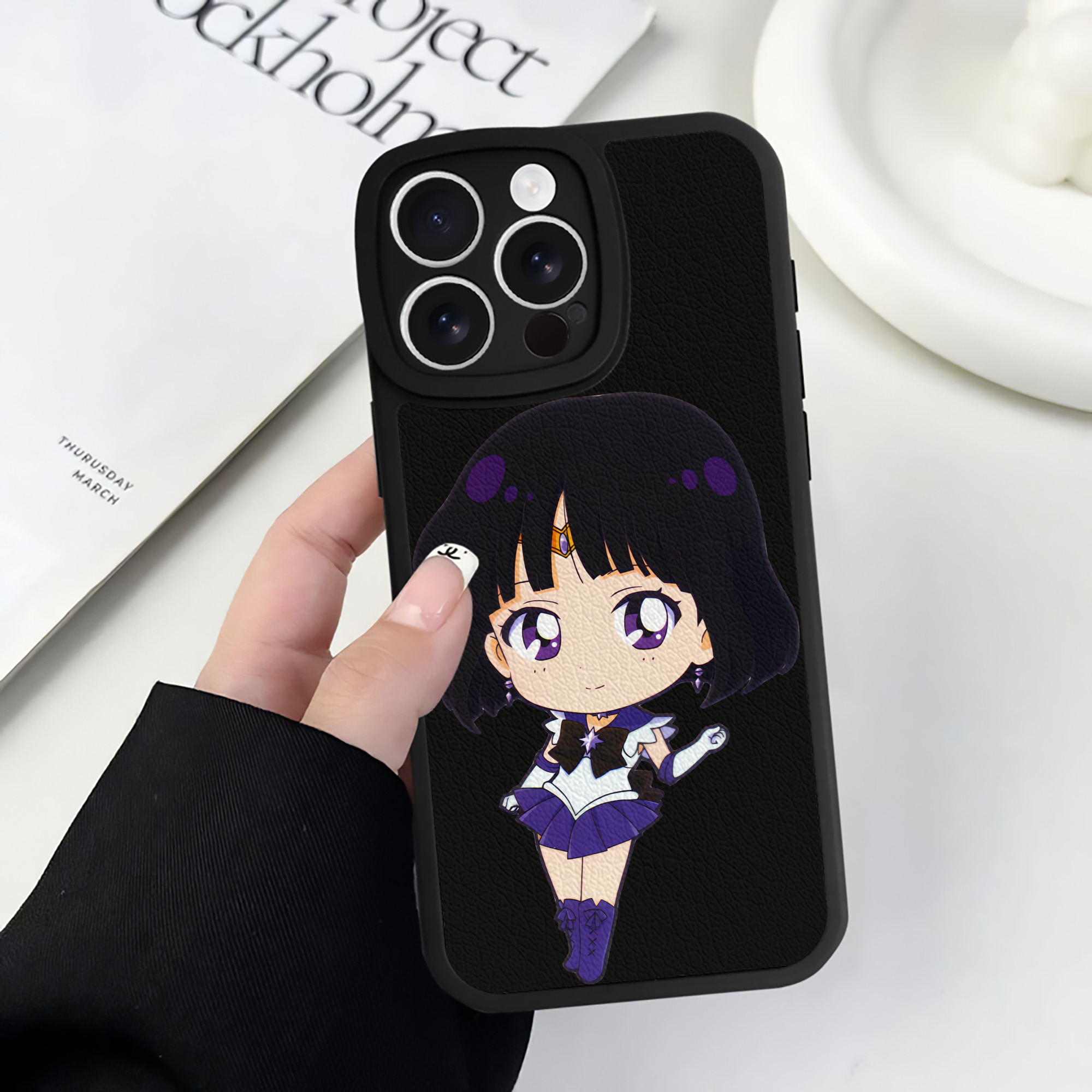 （画像用） 美少女戦士セーラームーン 土萠ほたる Sailor Moon Tomoe Hotaru （セーラーサターン；Sailor Saturn） 【iPhone 16シリーズ対応】シリコンスマホケース（レザー調） 材質：シリコン